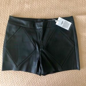 High-waisted faux leather shorts with modern print